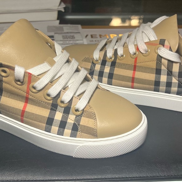 Size 37 Burberry sneaker only worn once - Picture 7 of 7
